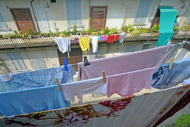 widok starej dzielnicy z balkonami i ubrania wiszące na linie - Zdjęcie, obraz
