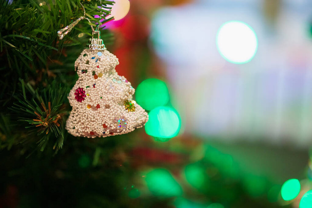 Yılbaşı arkaplanındaki köknar ağacında süslenmiş Noel süsleri. - Fotoğraf, Görsel