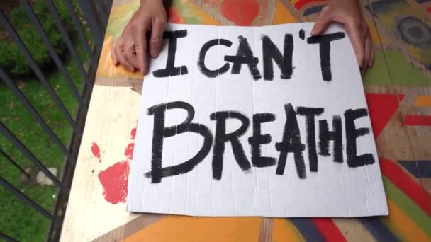 América, EUA - menina latina branca segurando sinal "Eu não posso respirar" protesto e manifesto. Conceito de racismo e violência social  - Filmagem, Vídeo
