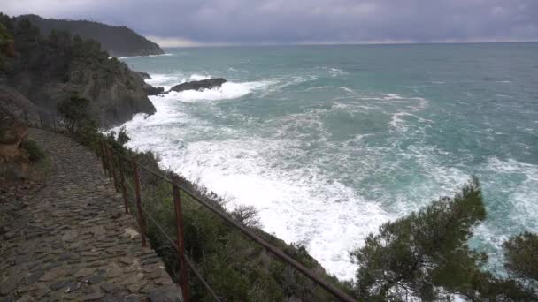 Liguria Cinque Terre, Framura 'da yıkıcı ve görkemli bir deniz fırtınası. Deniz dalgaları sahilin kayalıklarına çarpıyor ve bir su patlaması yaratıyor. - Video, Çekim