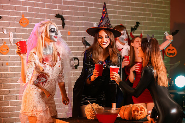 Amigos comemorando o Halloween na festa - Foto, Imagem