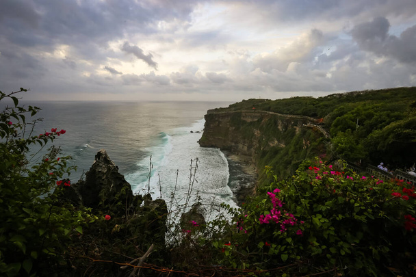 Disparo escénico en Uluwatu Cliff, Bali - Foto, Imagen