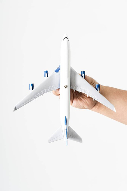 Ręka człowieka trzymającego miniaturowy samolot  - Zdjęcie, obraz