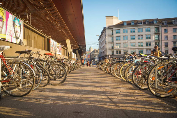 Zürih Ana Tren İstasyonu yakınında bisikletler - Fotoğraf, Görsel