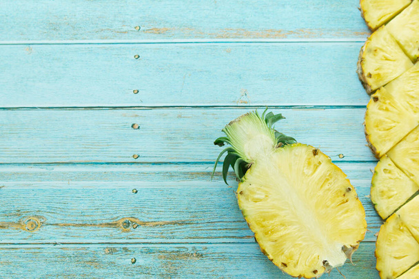 Piñas maduras frutas tropicales de verano sobre fondo pastel turquesa. Concepto de fruta de verano. - Foto, imagen