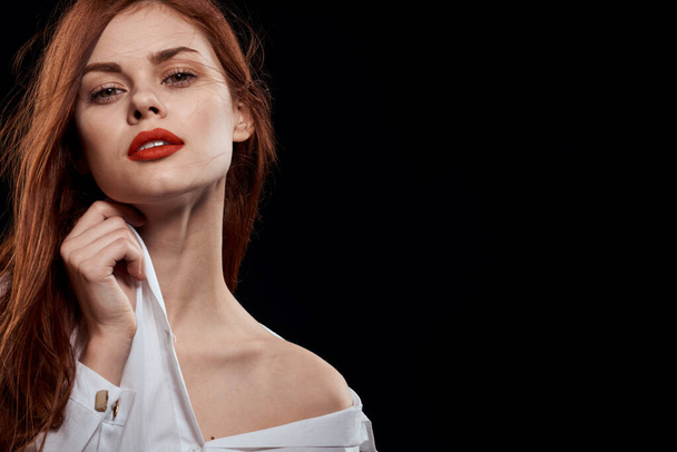 Güzel kadın zarif stil kırmızı dudaklar düğmeleri açık beyaz gömlek yakın plan siyah arka plan - Fotoğraf, Görsel