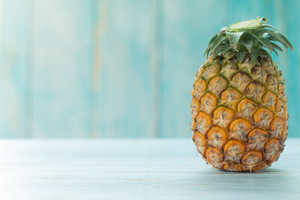 Zralý ananas letní tropické ovoce na pastelově tyrkysovém pozadí. Letní ovocný koncept. - Fotografie, Obrázek