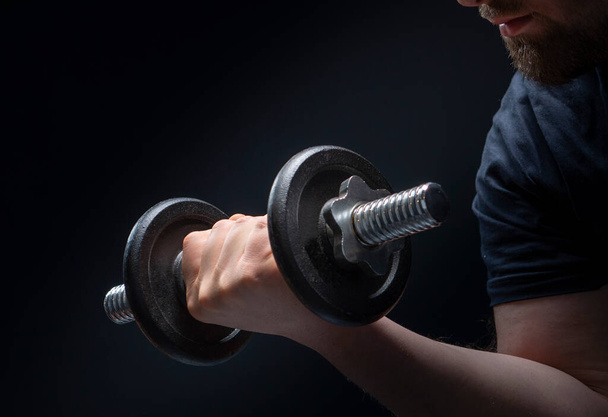 Bodybuilding of lichaamsbeweging. mannelijke trainingslift gewichten in de sportschool. - Foto, afbeelding