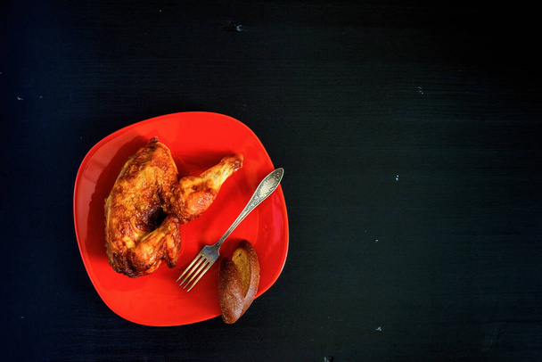 grilled chicken on a red plate on a wooden background - Foto, immagini