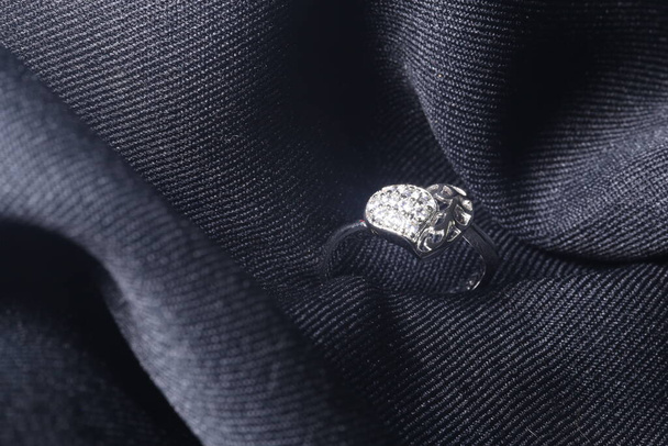 Pierścionek z diamentem na czarnym tle - Zdjęcie, obraz