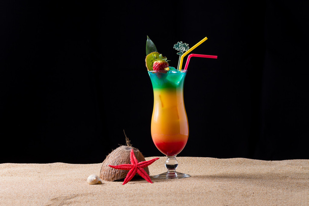 Fresh tropical cocktail on sunny beach - Foto, afbeelding