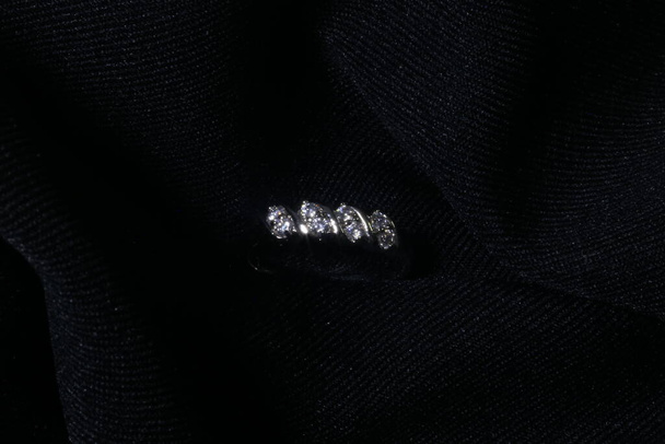 Ювелірне алмазне кільце на чорному тлі
 - Фото, зображення