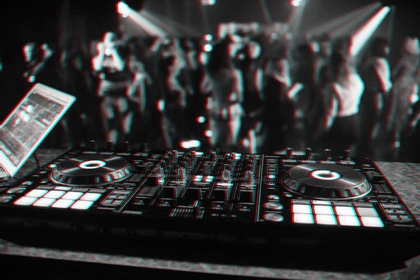 contrôleur musical DJ mixer dans une boîte de nuit lors d'une fête - Photo, image