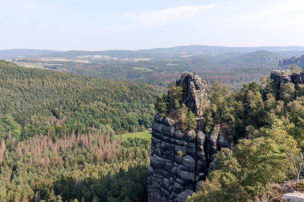 Uitzicht vanaf de Schrammstein rotsen in Saksisch Zwitserland. Saksen. Duitsland - Foto, afbeelding