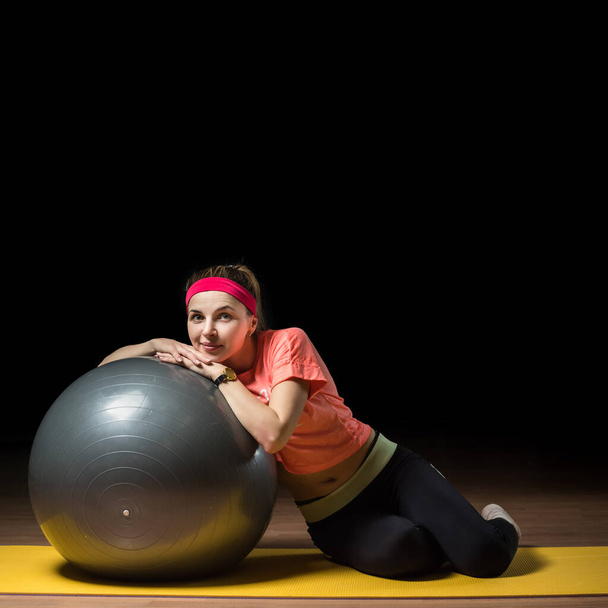beautiful sporty girl with fitball in fitness hall - Foto, Imagem