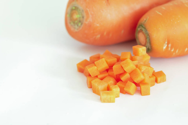 Cenoura fresca e pedaços cortados isolados sobre fundo branco. - Foto, Imagem