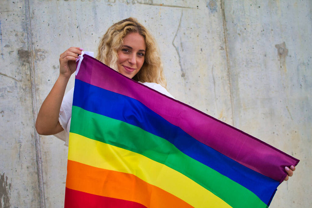 blonde fille avec gay fierté drapeau - Photo, image