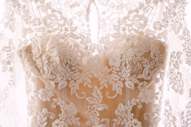 Крупный план подкладки платья подружки невесты цветочный узор. - Фото, изображение