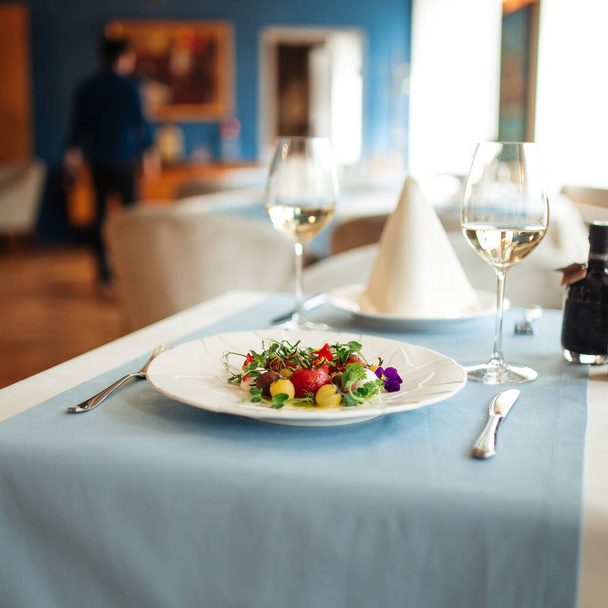 Spanyol hámozott paradicsomsaláta az éttermi asztalon - Fotó, kép