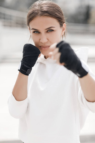 ボクシンググローブトレーニングボクシング屋外を身に着けているスポーツ女性 - 写真・画像