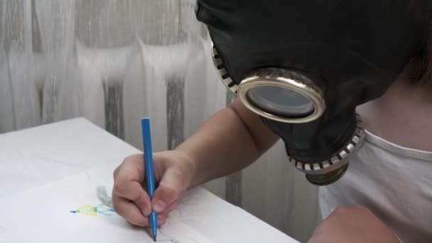 meisje in gas masker zit aan tafel, tekent illustratie met vilten pennen in album - Video