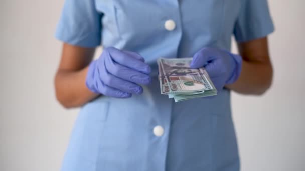 medici donne mani contando una mazzetta di denaro banconote da 100 dollari - Filmati, video