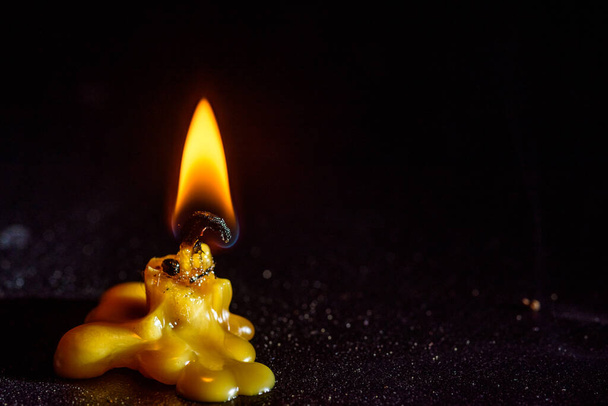 A dying candle close-up, on a dark background. - Foto, Imagen