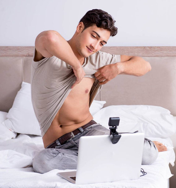 Junger sexy Mann in Online-Dating-Konzept - Foto, Bild