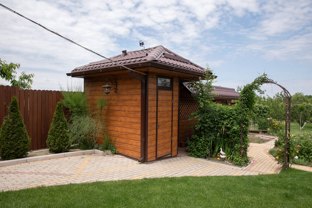 Ecological wooden toilet on the street. The original design and decoration. - Zdjęcie, obraz
