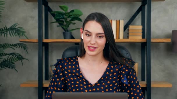 Κοντινό πλάνο χαμογελώντας γυναίκα των επιχειρήσεων στο γραφείο στο σπίτι φοράει ασύρματα ακουστικά αναφέρει επενδυτές θετική οικονομική απόδοση εταιρεία επικοινωνεί σε απευθείας σύνδεση βίντεο κλήση chat συνέδριο web cam laptop υπολογιστή - Πλάνα, βίντεο