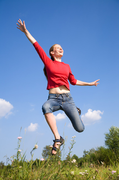 Szczęśliwa kobieta skacze - Zdjęcie, obraz