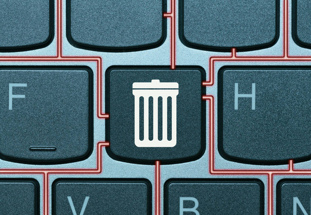 Çöp kutusu simgesi olan bir klavyede anahtar. Veri silme kavramı. - Fotoğraf, Görsel
