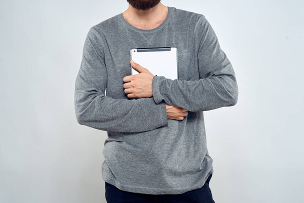 Mann mit Tablet in den Händen Technologie Lifestyle Internet Kommunikation Arbeit Licht Hintergrund beschnitten Ansicht - Foto, Bild