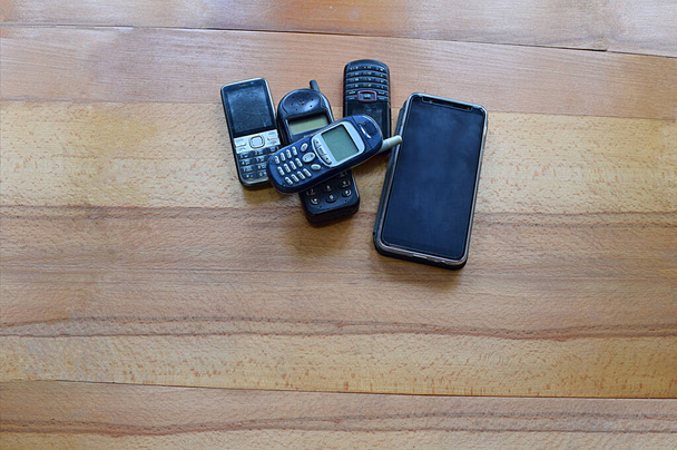 Különböző kiadású mobiltelefonok, a tudományos és technológiai fejlődés vége. - Fotó, kép