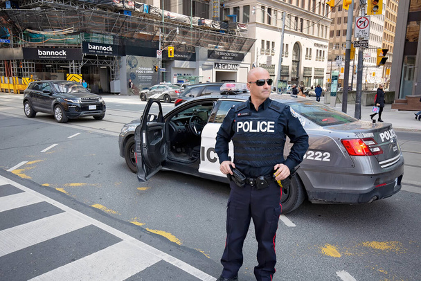 Toronto, Ontario, Kanada-9 czerwca 2019 r.: Policja zabezpiecza centrum miasta podczas demonstracji przed ratuszem - Zdjęcie, obraz