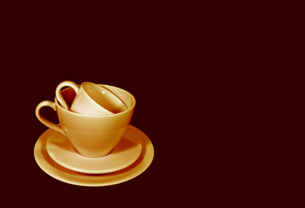 Estilo de arte pop marrón tono pila de dos tamaños diferentes de conjuntos de taza de café - Foto, Imagen