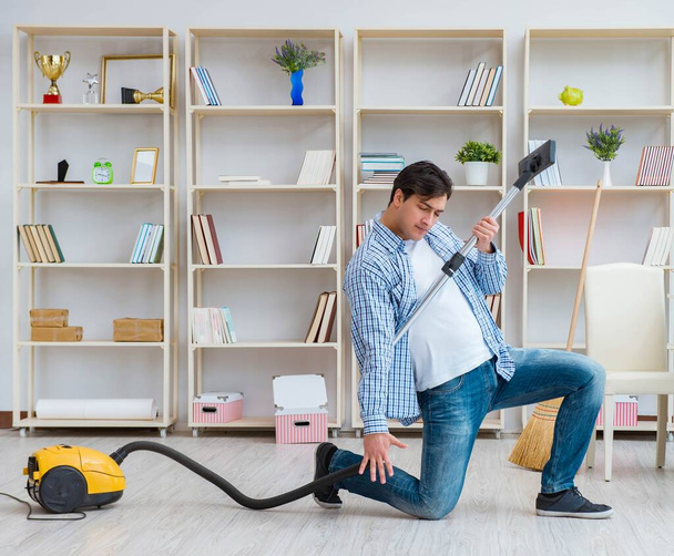 Uomo che fa pulizia a casa - Foto, immagini