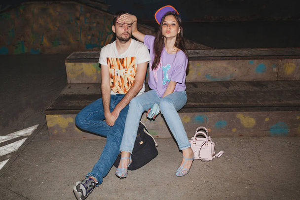 cool jeune couple hipster élégant amoureux, tenue swag, jeans, embrasser, accessoires cool, assis heureux, s'amuser - Photo, image