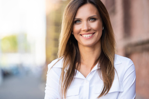 Portrait of a successful business woman smiling - Фото, зображення