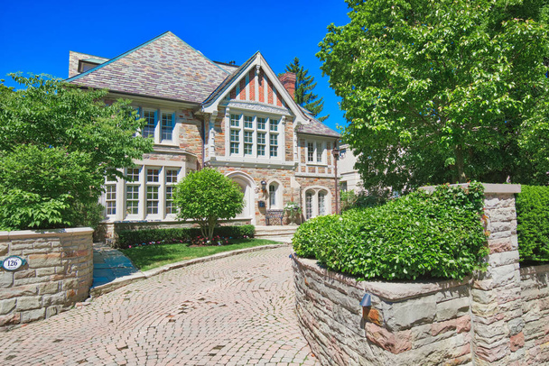 Торонто, Онтарио, Канада-20 мая 2019 года: роскошные дома в районе Торонто Форест Хилл, элитный жилой дом для многих известных предпринимателей, знаменитостей, врачей и юристов - Фото, изображение