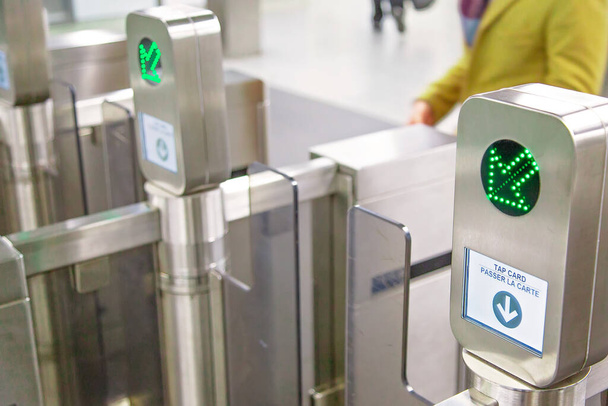 Toronto TTC Metrolinx Presto maszyny na ruchliwej stacji Bloor i Yonge. Bezstykowa karta inteligentna służy do uzyskania dostępu do transportu publicznego. - Zdjęcie, obraz