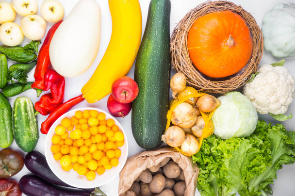 свіжі стиглі органічні фрукти та овочі осінній урожай, природне натюрморт для здорової їжі, вид зверху. крупним планом
 - Фото, зображення