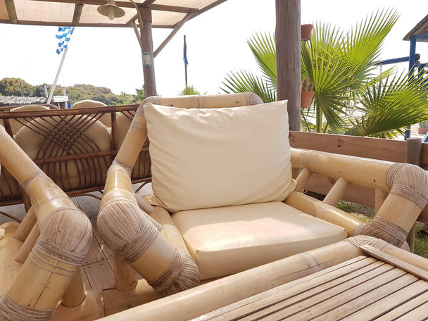bambu tuoli pöytä kesäpäivänä rannalla Kreikassa - Valokuva, kuva