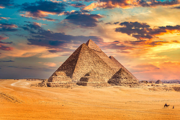Αιγυπτιακές πυραμίδες στο ηλιοβασίλεμα - Φωτογραφία, εικόνα