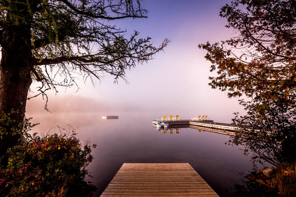 vue d'un quai à bateau le Lac-Supérieur, matin brumeux avec brouillard, dans les Laurentides, Mont-tremblant, Québec, Canada - Photo, image