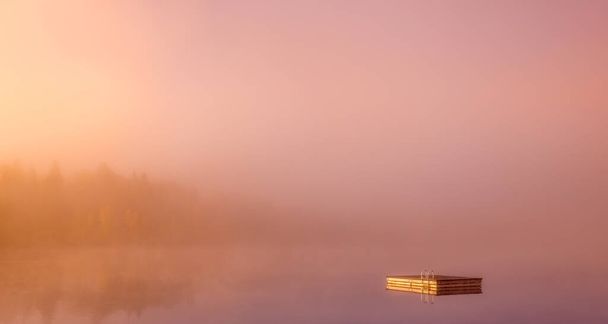 widok na dok Lac-Superieur, mglisty poranek z mgłą, w Laurentides, Mont-tremblant, Quebec, Kanada - Zdjęcie, obraz