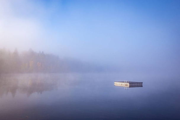 pohled na dok lodi Lac-Superieur, mlhavé ráno s mlhou, v Laurentides, Mont-tremblant, Quebec, Kanada - Fotografie, Obrázek
