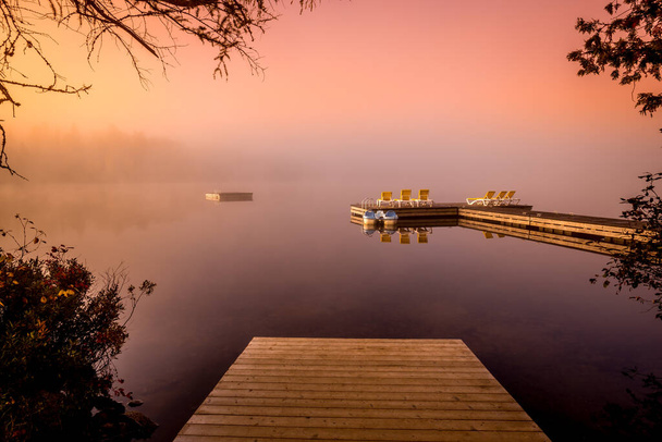 θέα μιας βάρκας στο Lac-Superieur, ομιχλώδες πρωινό με ομίχλη, στο Laurentides, Mont-tremblant, Κεμπέκ, Καναδάς - Φωτογραφία, εικόνα