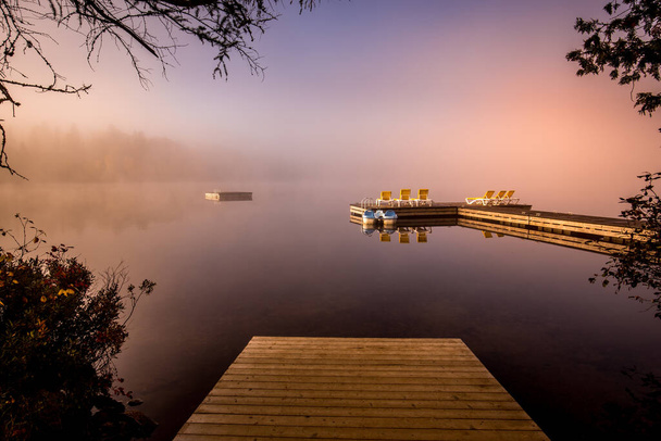 Вид на шлюпку, пришвартованную в Лак-Суперюре, туманное утро с туманом, в Лорентиде, Мон-Трефлан, Квебек, Канада - Фото, изображение