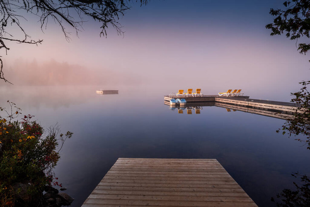 vue d'un quai à bateau le Lac-Supérieur, matin brumeux avec brouillard, dans les Laurentides, Mont-tremblant, Québec, Canada - Photo, image